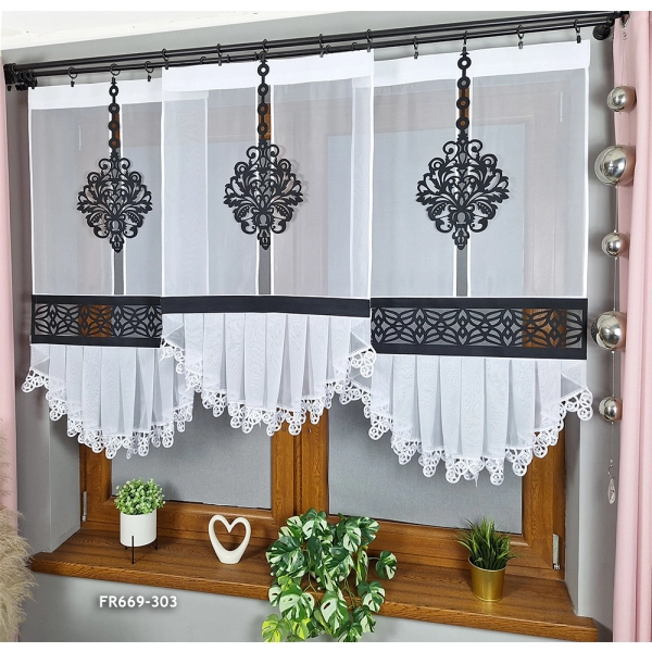 Eleganckie Firany panelowe z falbaną i czarnymi ażurami FR669